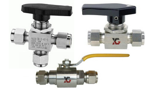 �������y