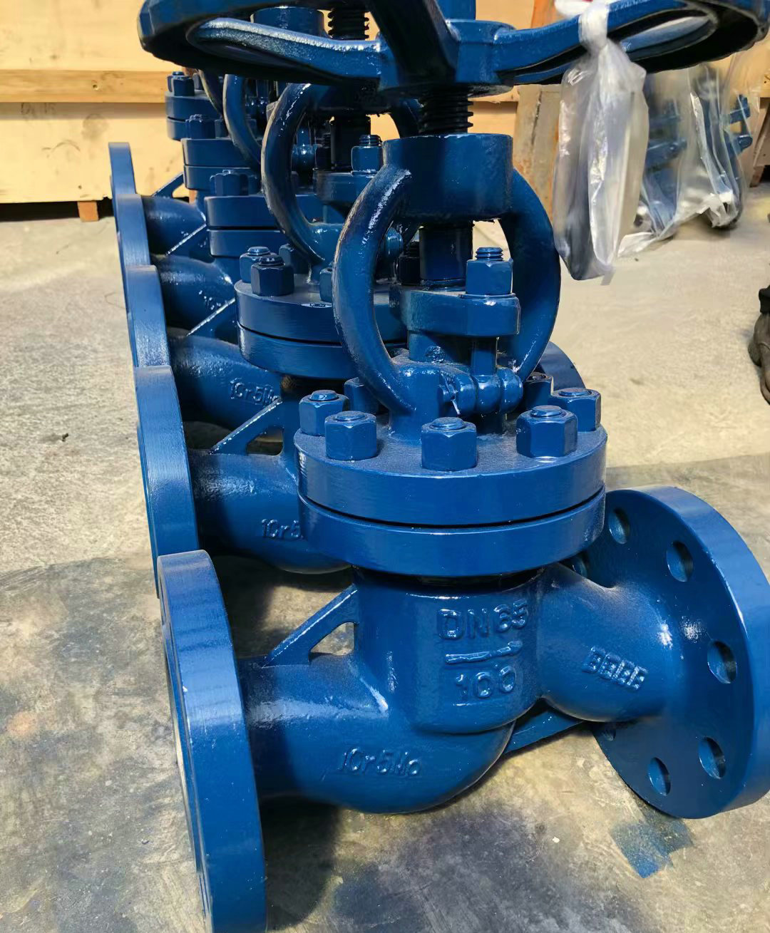 鉻鉬鋼截止閥實(shí)物圖 鉻鉬鋼截止閥實(shí)物圖